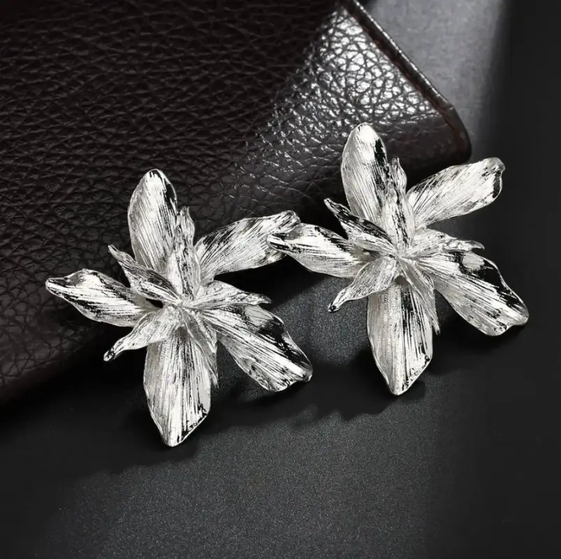 Серьги крупные цветы бижутерия серебристые