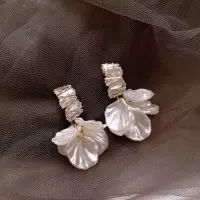 Серьги Цветы с камнями золотистые