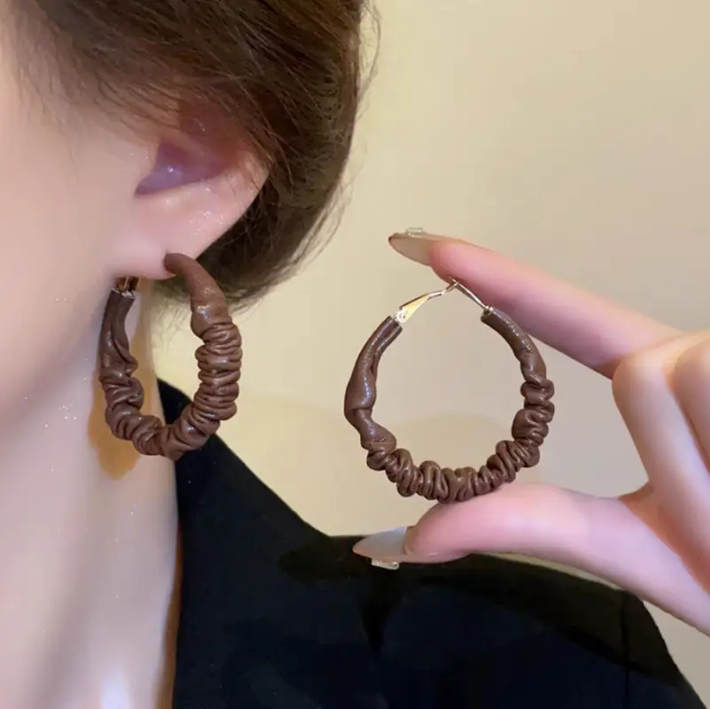 Серьги кольца из экокожи коричневые