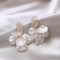 Серьги Цветы с камнями золотистые