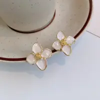 Серьги гвоздики Цветочки эмаль белая золотистые