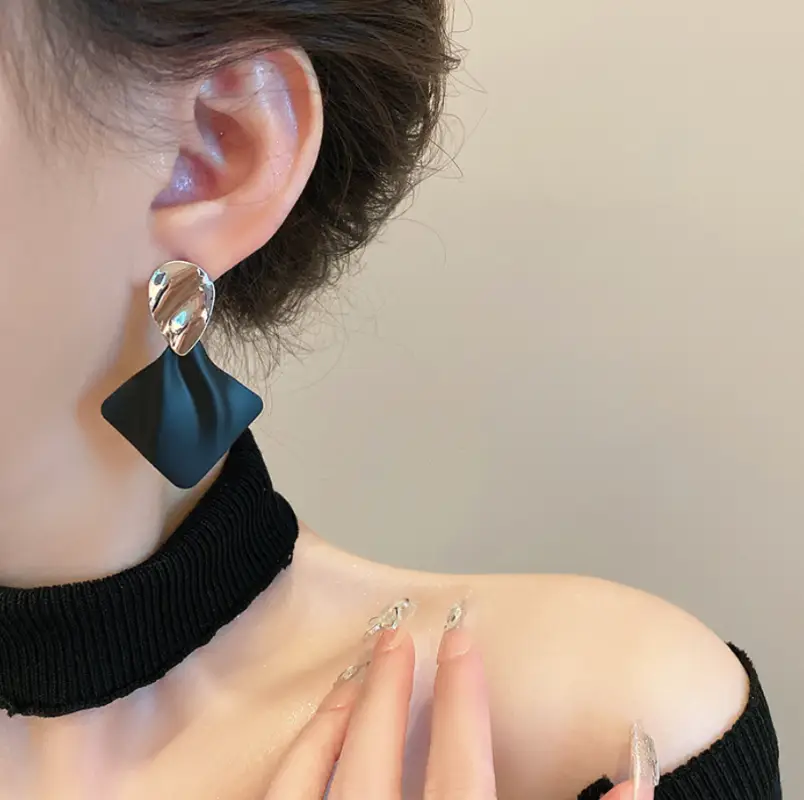 Серьги крупные пусеты черные