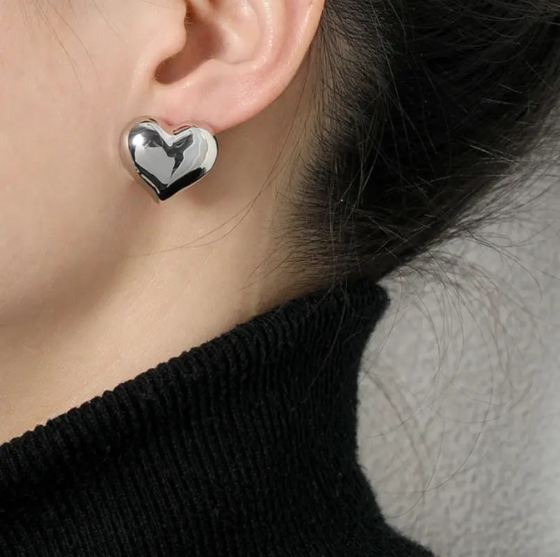 Серьги пусеты Сердца объемные серебристые