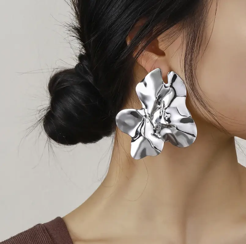 Серьги пусеты Мятый металл крупные серебристые