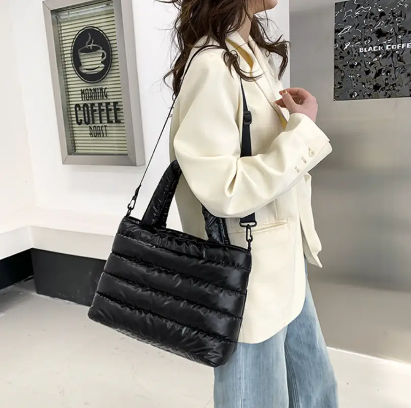 Сумка кросс-боди на плечо болоньевая черная Сумка кросс-боди на плечо болоньевая черная