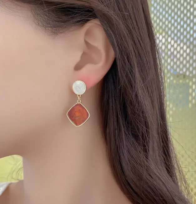 Клипсы круглые коричнево-бежевые эсаль