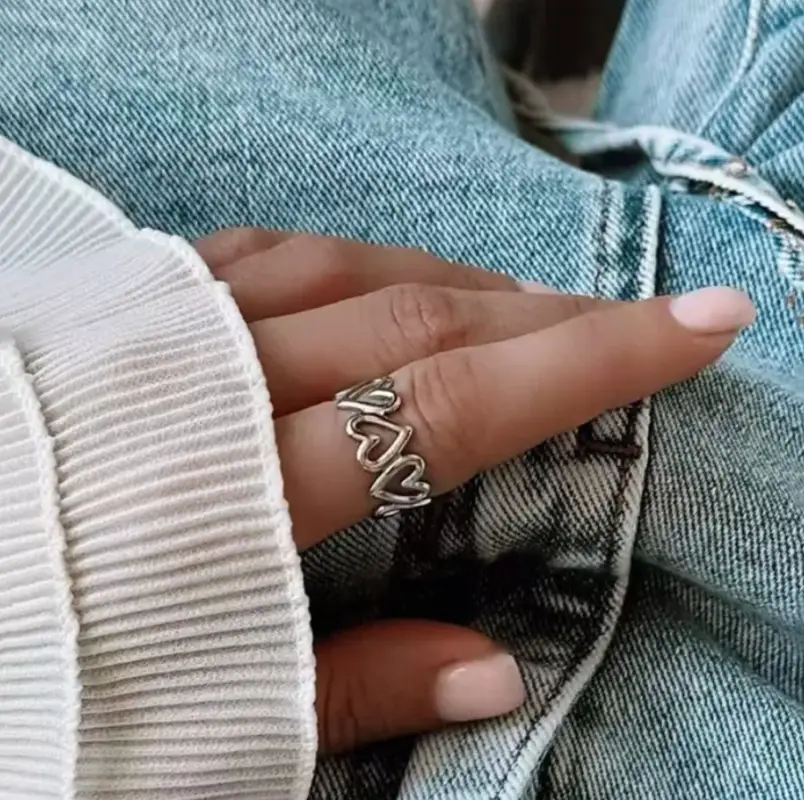 Кольцо с сердечками серебристое