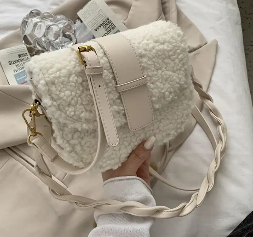 Сумка кросс-боди на плечо меховая белая Сумка кросс-боди на плечо меховая белая