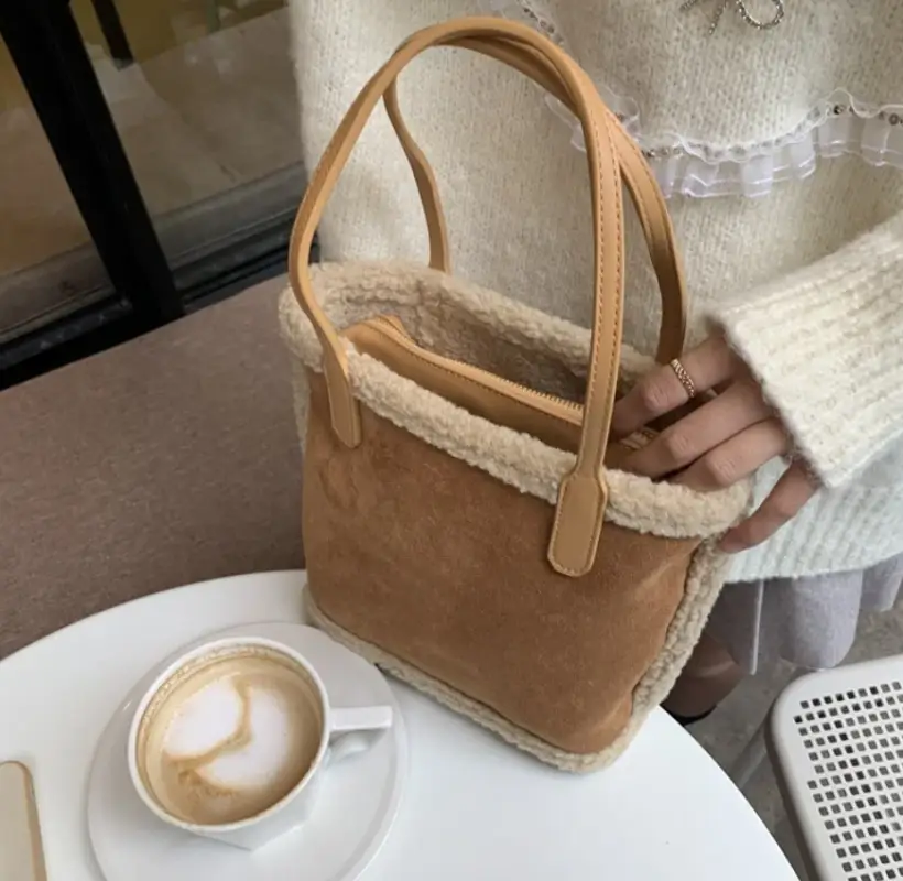 Сумка шоппер с мехом на плечо замша бежевая Сумка шоппер с мехом на плечо замша бежевая