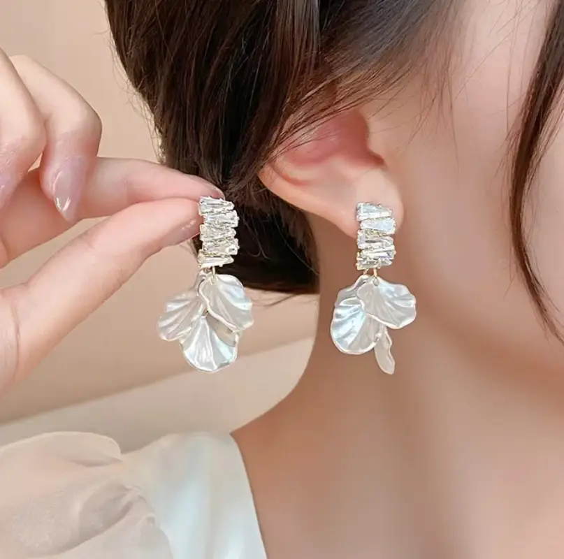 Серьги Цветы с камнями золотистые Серьги Цветы с камнями золотистые