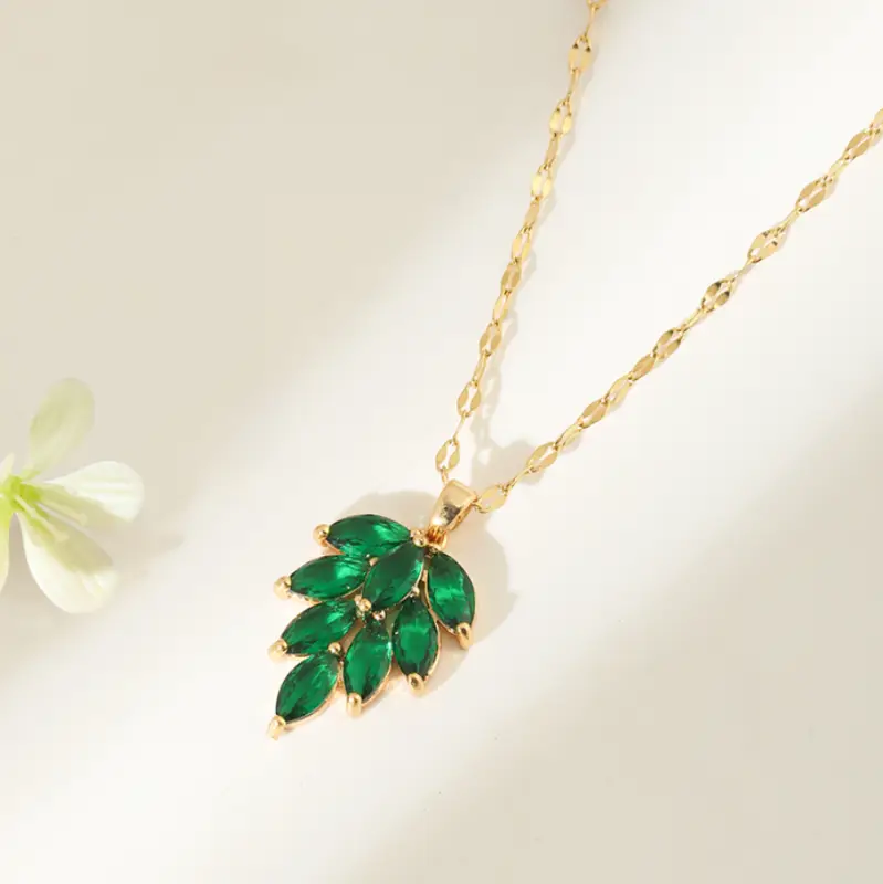 Подвеска на цепочке из зеленых камней Листья золотистая