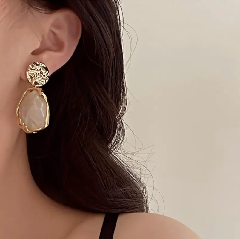 Серьги гвоздики с камнем золотистые