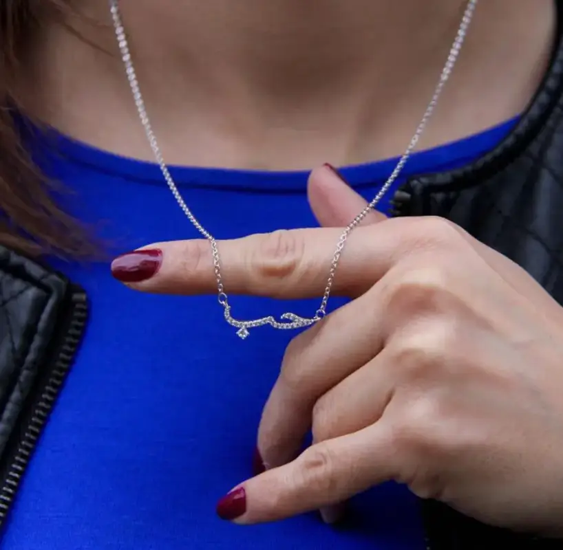 Подвеска Любовь на арабском на цепочке серебристая