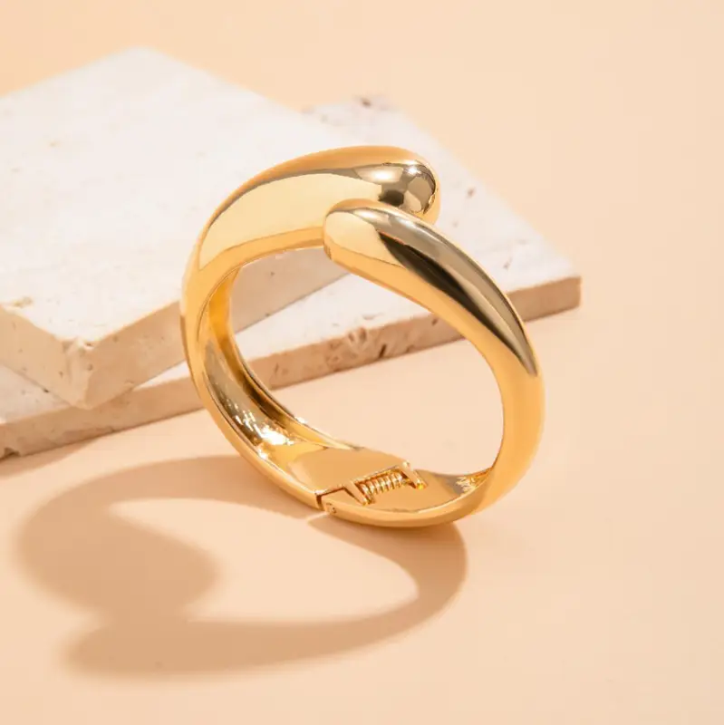 Браслет широкий ретро регулируемый золотистый