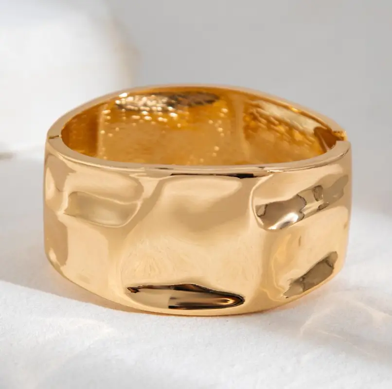 Браслет широкий Мятое золото золотистый