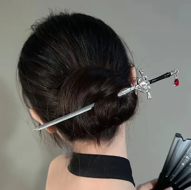 Палочка для волос шпилька Меч серебристая с кристаллом Палочка для волос шпилька Меч серебристая с кристаллом
