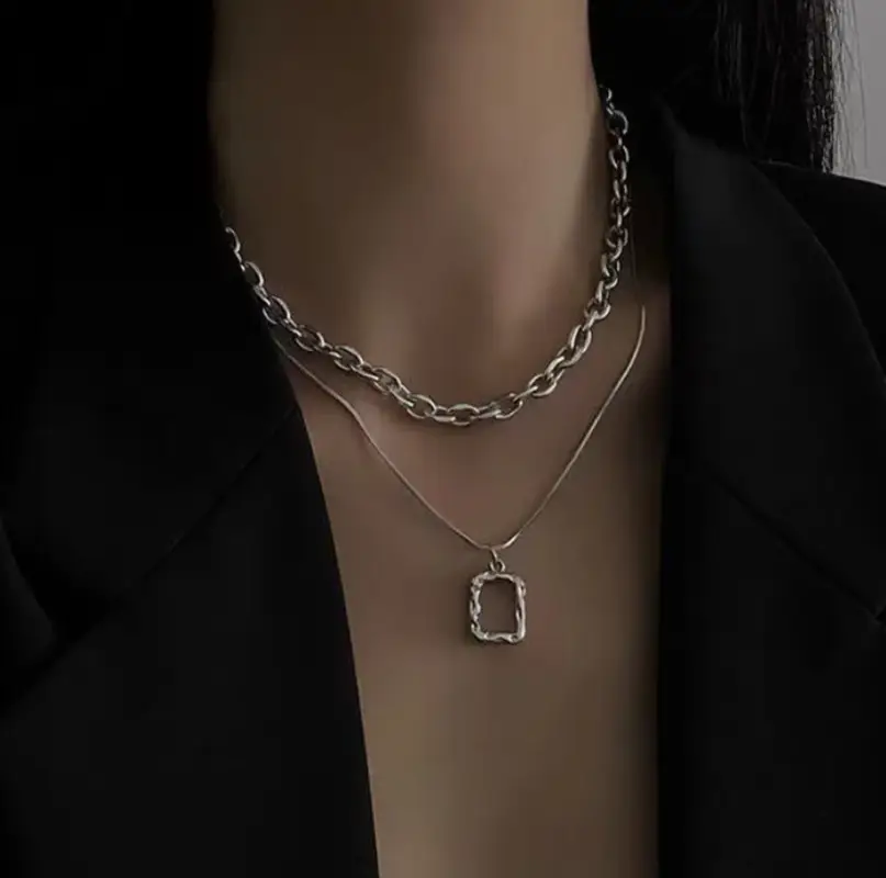 Колье на шею многослойное с подвеской серебристое