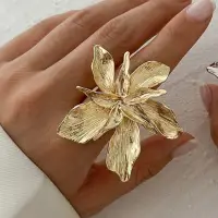 Кольцо массивное Цветок регулируемое золотистое