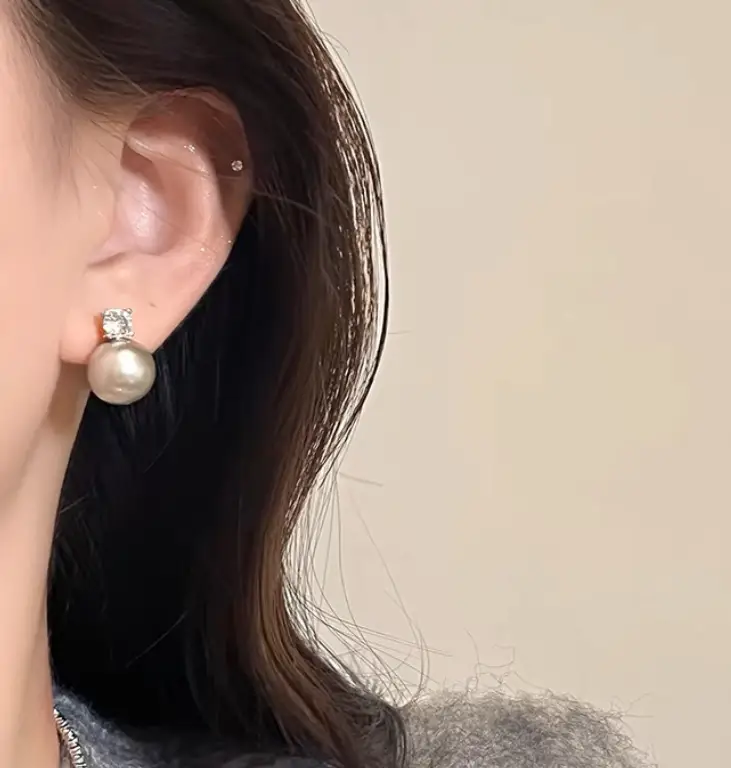 Серьги гвоздики с кристаллами с жемчужинами