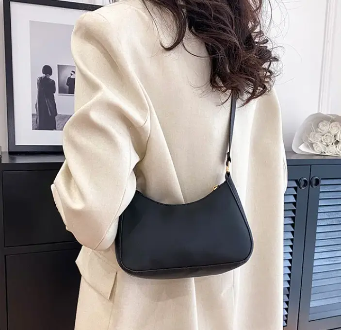 Сумка кросс-боди экокожа черная 20 см Сумка кросс-боди экокожа черная 20 см