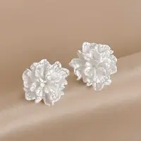 Серьги пусеты цветы белые