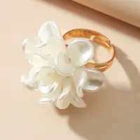 Кольцо массивное Цветок белый жемчужный