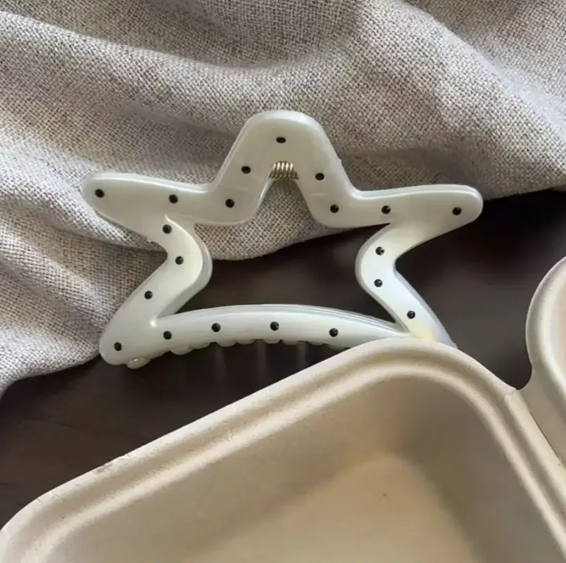 Крабик для волос Звезда в горошек белый