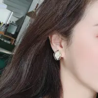 Серьги гвоздики бежевые