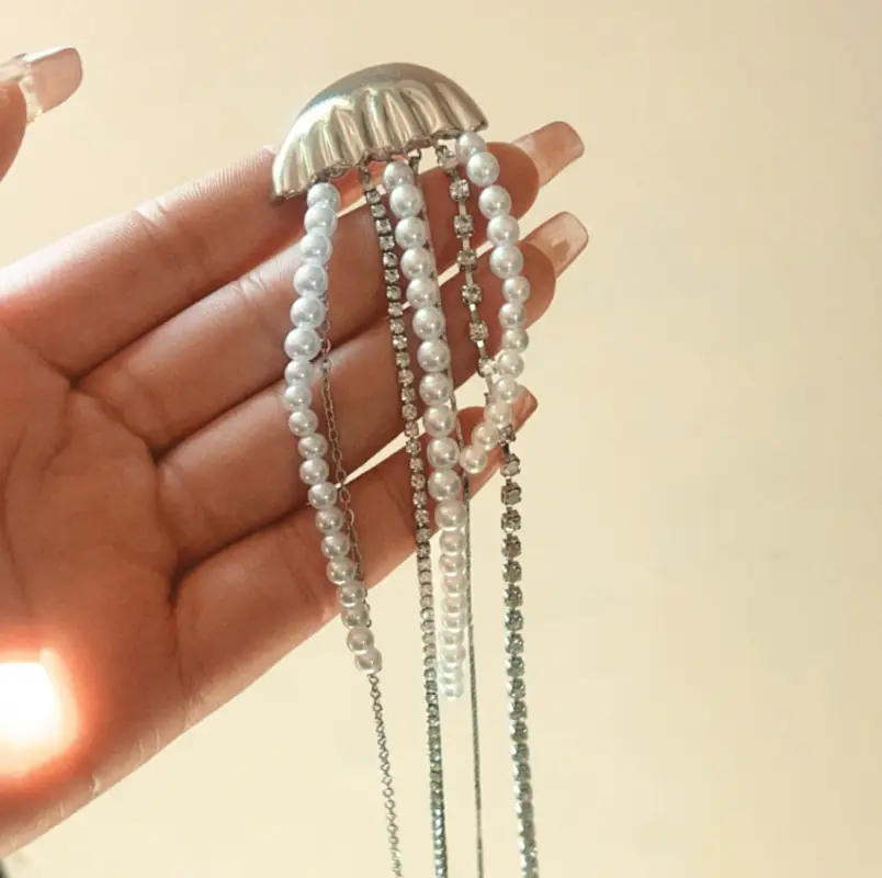 Брошь Медуза со стразами и жемчугом 20 см