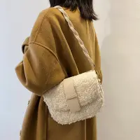 Сумка кросс-боди на плечо меховая белая