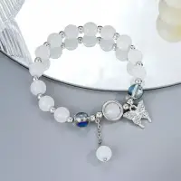 Браслет на руку из камней с подвеской Бабочка белый