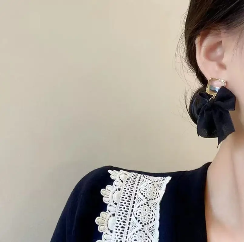 Серьги с камнем и черными бантами Серьги с камнем и черными бантами