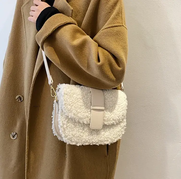 Сумка кросс-боди на плечо меховая белая Сумка кросс-боди на плечо меховая белая