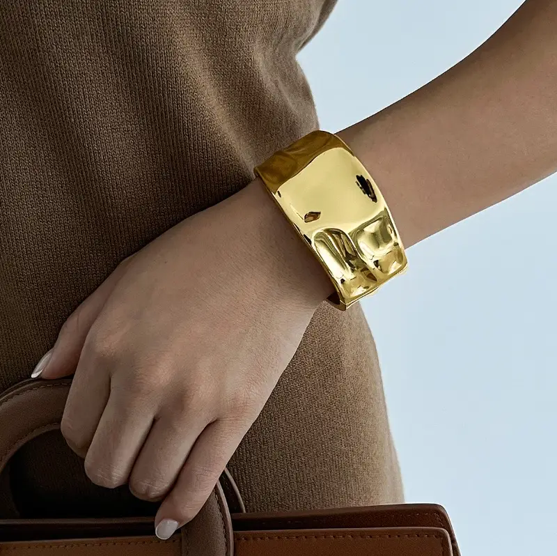 Браслет широкий Мятое золото золотистый