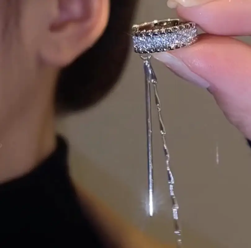 Кафф на ухо с кристаллами и с цепочкой