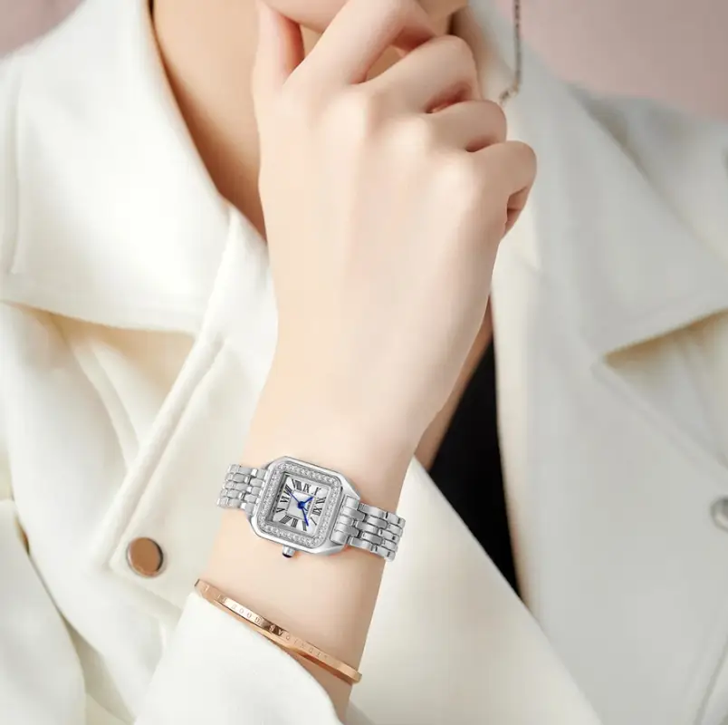 Часы женские наручные со стразами кварцевые серебристые Часы женские наручные со стразами кварцевые серебристые