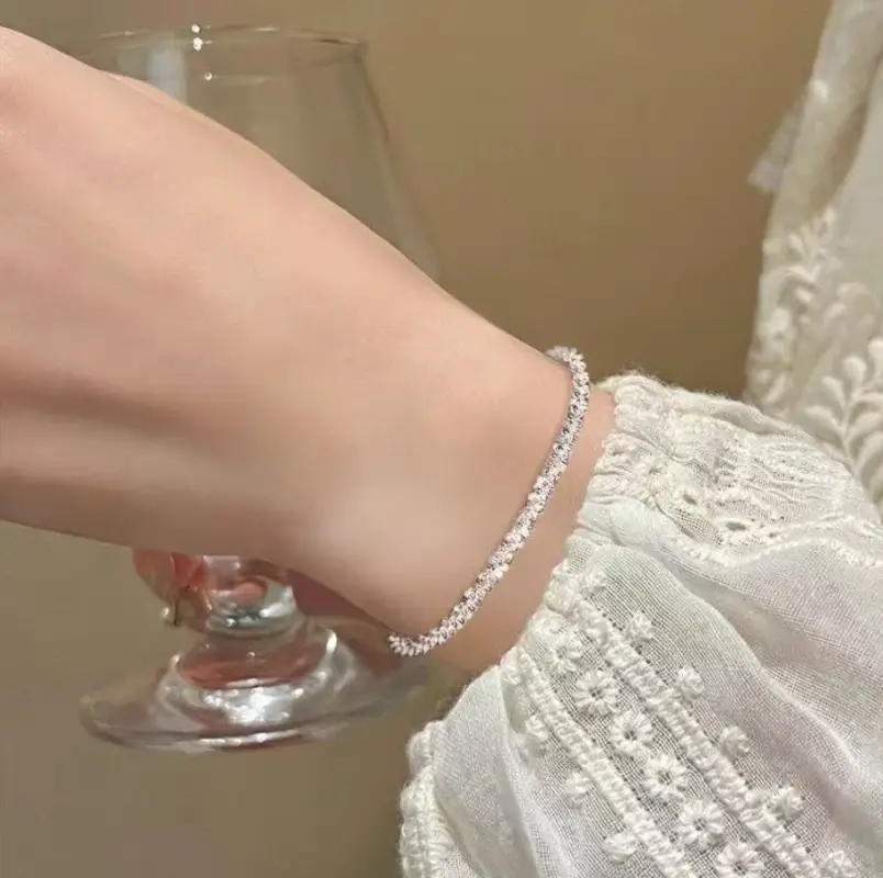 Браслет на руку с прозрачными кристаллами