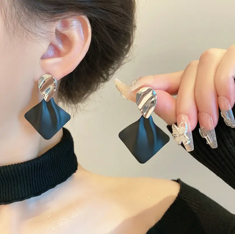 Серьги крупные пусеты черные