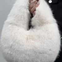 Сумка меховая на плечо зимняя белая