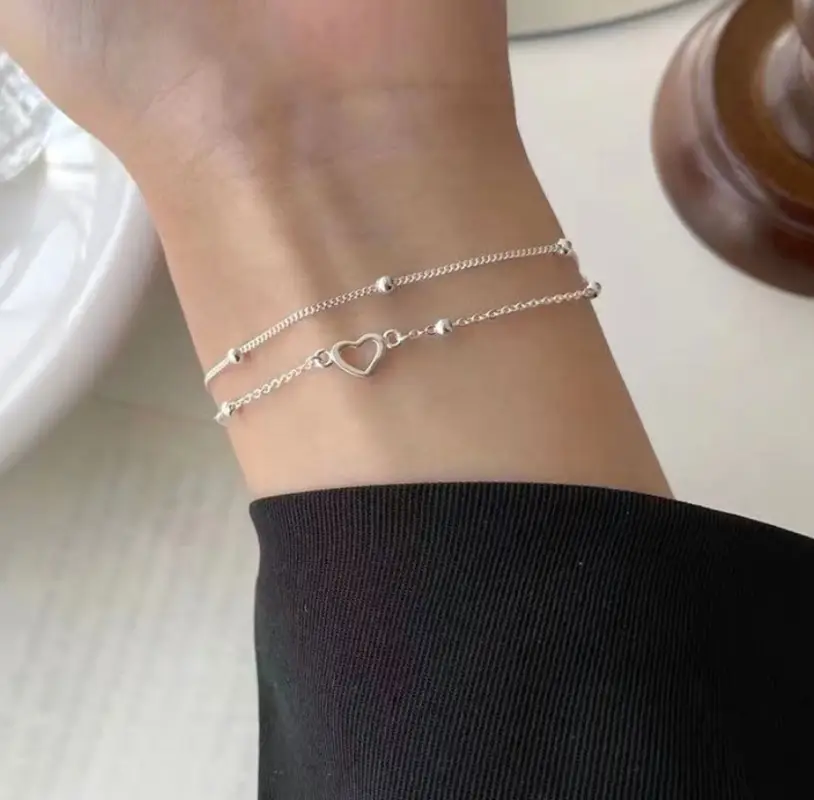 Браслет многослойный тонкий с сердечком серебристый
