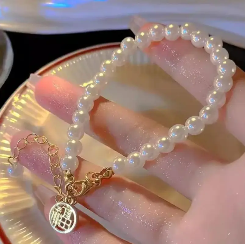 Браслет из жемчужных бусин с золотистой вставкой Браслет из жемчужных бусин с золотистой вставкой