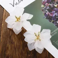 Серьги пусеты Белые цветы золотистые