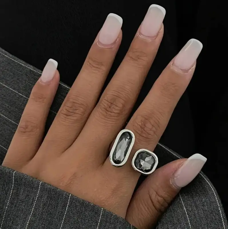 Кольцо с серыми камнями регулируемое серебристое