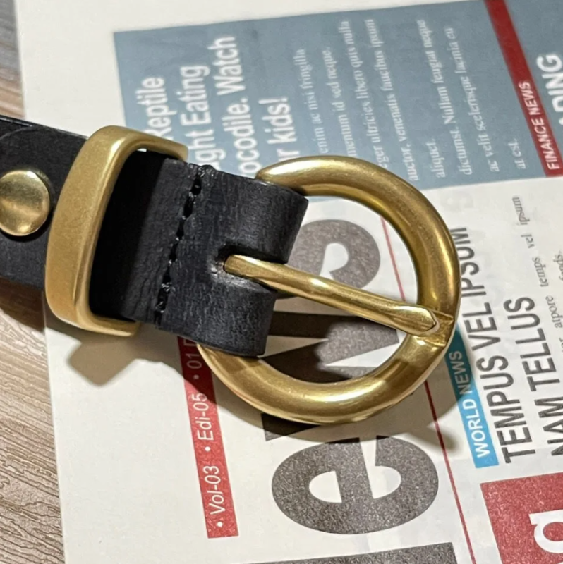 Ремень экокожа черынй с золотой пряжкой 75 см