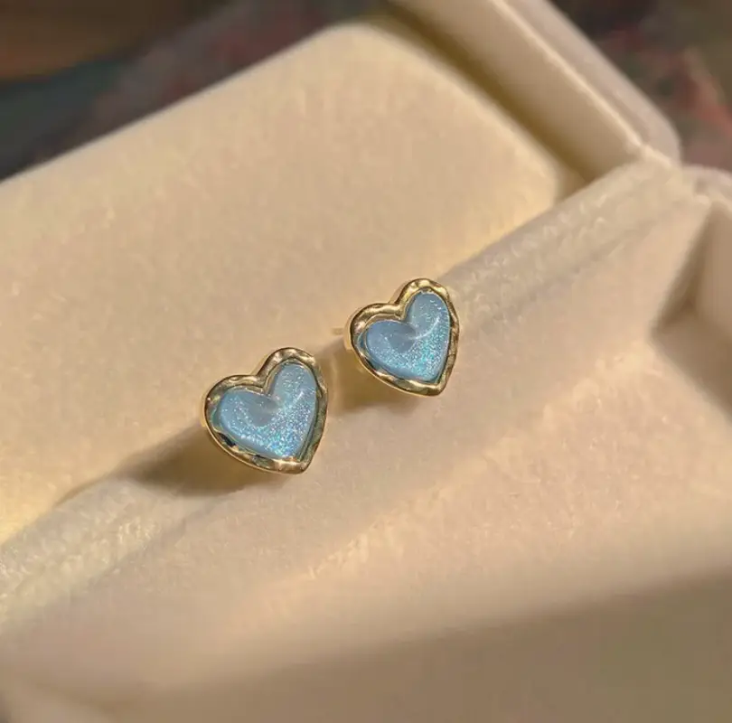 Серьги гвоздики Голубые сердечки серебристые