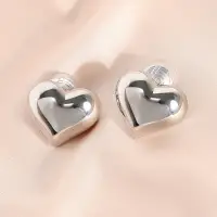 Серьги пусеты Сердца объемные серебристые