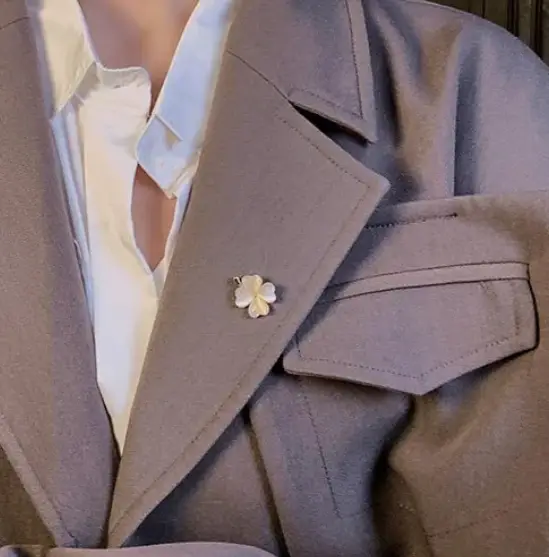 Брошь Клевер с камнем кошачий глаз белый золотистая