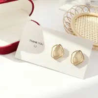 Серьги гвоздики бежевые