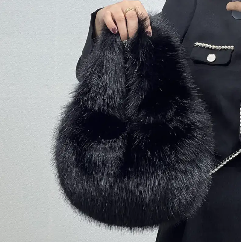 Сумка на плечо меховая зимняя черная Сумка на плечо меховая зимняя черная