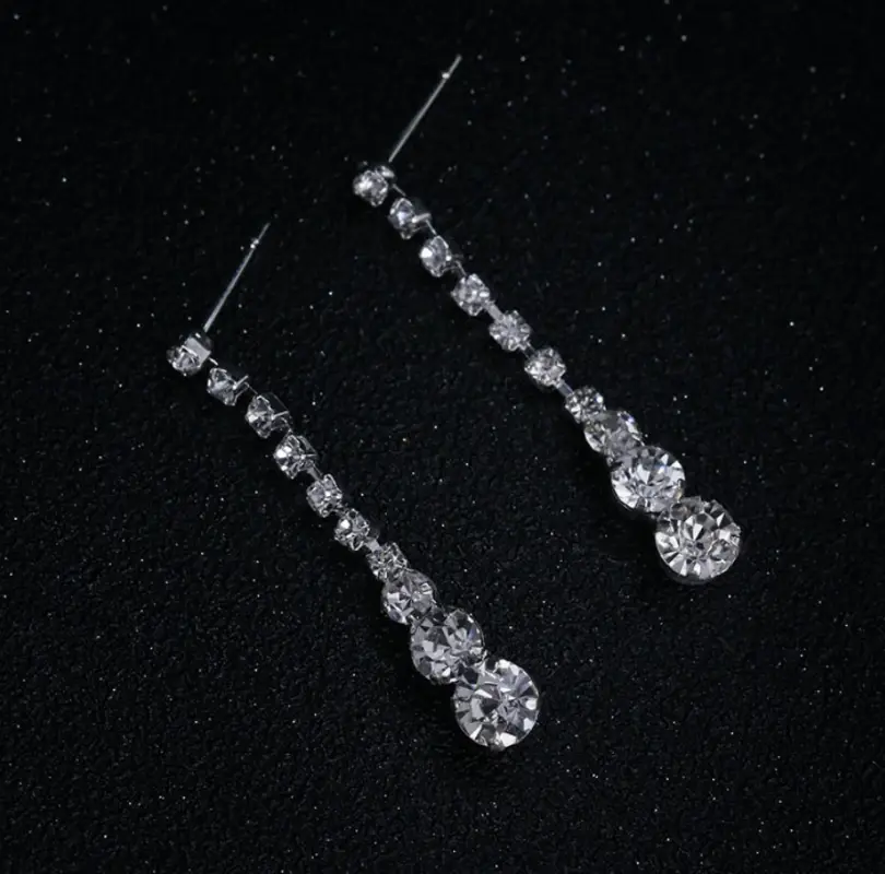 Набор колье на шею и серьги с кристаллами серебристое